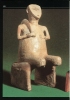 Divinità in trono con una falce da mietitore appoggiata sulla spalla. Forse si tratta di un protettore della fertilità dei raccolti agricoli. IV millennio a.C. (Budapest, Koszta Josef Museum)