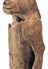 La statuetta fatta con l’avorio di mammut, di circa 32000 anni fa, fu trovata nel 1939 in una grotta presso Ulma (Baviera, Germania). È conformata come una figura umana, ma con il corpo di un animale predatore. La mescolanza di tratti animali e umani può alludere a un essere mitologico oppure a un individuo mascherato, forse un medico-guaritore, uno sciamano. (Ulma, Ulmer Museum)