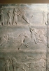 Il re assiro Assurbanipal è rappresentato su questo bassorilievo che decorava il palazzo reale di Ninive mentre affronta coraggiosamente un leone. Metà del VII secolo a.C. (Londra, British Museum)