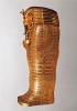 In legno con intarsi di oro e paste vitree. Il giovane faraone fu deposto all’interno di quattro sarcofagi di cui tre di legno e l’ultimo, il più esterno, in granito. (Cairo, Museo egizio)