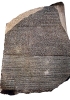 Nel 1799, durante la campagna di Napoleone in Egitto, fu scoperta in una località del delta, Rosetta (l’odierna Rashid), una stele che recava il testo di un decreto del 196 a.C., scritto in greco e tradotto in lingua egizia.Questa era trascritta in geroglifico e in demotico. (Londra, British Museum)