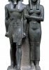 Il faraone Micerino raffigurato in piedi insieme alla moglie. (Londra, British Museum)