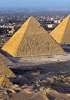Il complesso delle piramidi di Giza dei faraoni della IV dinastia: da sinistra la piramide di Cheope, di Chefren e di Micerino. Più piccole, sulla destra, le piramidi delle regine. Sullo sfondo la città del Cairo.   (Milano, Image Bank)
