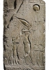 Il faraone Ekhnaton e la famiglia nell’atto di adorare il Disco solare Aton. Incisione su pietra calcarea dal palazzo di Tell el-Amarna. (Il Cairo, Museo Egizio)