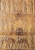 Jehu, re d’Israele, paga il tributo al sovrano assiro Salmanassar III. È un rilievo sull’obelisco celebrativo del sovrano, 830 a.C. circa. (Londra, British Museum)