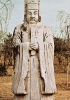 Statua di un mandarino del XVI secolo situata lungo la strada, il viale degli Spiriti, che conduce alle tombe dei Ming a Pechino.