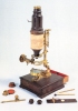 Il microscopio composto poggia su una scatola che contiene gli accessori. È dotato di lenti e di un micrometro. Opera di Georg Friedrich Brander del 1765.