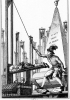 Robespierre ghigliottina il boia , calpestando le costituzioni del 1791 e del 1793. Questa caricatura testimonia la consapevolezza dell’aberrazione cui era giunto il movimento rivoluzionario. Alle spalle di Robespierre c’è un monumento funerario su cui si legge: «qui giace tutta la Francia». Incisione anonima del 1793. (Parigi, Musée Carnavalet)