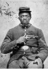 Un soldato nero dell’esercito unionista con una pistola Colt da tasca. Alla fine della guerra di Secessione 180000 neri avevano indossato l’uniforme blu costituendo l’8 per cento dell’esercito nordista. Fotografia del 1865.