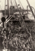 Emigranti su una nave delle linee atlantiche in viaggio per l’America nel 1906. Fotografia di E. Levick.