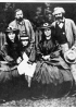 Karl Marx, a destra, fotografato insieme alle figlie Jenny, Laura ed Eleanor e all’amico e collaboratore Friedrich Engels nel 1864.