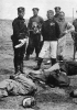 Soldati cinesi posano accanto ai corpi decapitati dei boxers giustiziati. La rivolta dei boxers (1900-1901), fu condotta da persone per la maggior parte di estrazione popolare, che rifiutavano l’uso delle armi da fuoco e adoperavano solo le armi tradizionali cinesi. (New York, American Museum of Natural History)