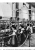Operaie al lavoro in uno stabilimento di filatura della seta. Le donne, presenti in gran numero negli stabilimenti tessili, furono in prima fila nelle lotte sindacali. Fotografia dei primi anni del Novecento.
