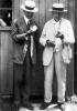  Edison e Ford esaminano la lampadina inventata da Edison. (Hulton Deutsch Collection)