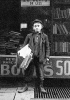 Un bambino di dodici anni vende giornali  per le strade di New Haven, nel Connecticut. Fotografia di Lewis Hine del 1909.