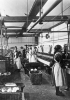 Molte donne lavoravano in fabbrica, soprattutto nel settore tessile. (Hulton Deutsch Collection)