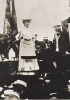 Rosa Luxemburg parla al raduno socialista di Stoccarda del 1907. Alla sua destra, il ritratto di Ferdinand Lassalle, padre della socialdemocrazia tedesca.