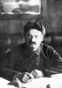 Dall’inizio della rivoluzione e fino alla morte di Lenin, Trockij mantenne una posizione di primo piano. Divenuto commissario alla guerra, gli toccò il compito di riorganizzare l’Armata rossa. (Novosti, 1917)