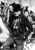 Mussolini all’uscita dalla riunione del 23 marzo 1919 in cui venne fondato il Fascio milanese di combattimento.