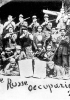 Una squadra di guardie rosse presidia uno stabilimento durante l’occupazione delle fabbriche del 1920. Fotografia del 20 settembre 1920. (Torino, Fondazione Istituto Piemontese Antonio Gramsci)