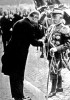 Mussolini si presenta al re Vittorio Emanuele III il 30 ottobre 1922, giorno della nascita del nuovo governo da lui presieduto.