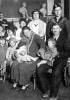 I premi di natalità distribuiti in occasione del Natale di Roma, il 21 aprile 1933. Nella foto una delle famiglie premiate, il signor Filippo D’Ortensio con la moglie e i loro dieci figli. (Milano, Archivio Farabola)