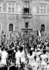 I ciclisti, venuti da tutte le province, salutano Mussolini in piazza Venezia a Roma il 3 luglio 1932. (Milano, Archivio Farabola)