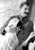Stalin abbraccia Mamlakat Nakhangova, la ragazza che aveva battuto il record nella raccolta del cotone. Spesso Stalin si faceva ritrarre insieme a bambini in atteggiamenti affettuosi, come un buon padre. Fotografia di Boris Ignatovich del 1935.
