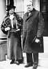 Stanley Baldwin nel 1927 insieme alla moglie Lucy, che gli fu di grande aiuto in tutta la sua attività politica. (Central Press)