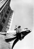 Il Chrysler Building di New York, venne realizzato tra il 1929 e il 1931 su commissione del magnate dell’industria automobilistica Walter Chrysler. Esempio per eccellenza dell’architettura déco e simbolo della crescita vertiginosa dell’economia americana del dopoguerra, il Chrysler Building è alto 330 metri e ha 59 piani. Fotografia di Margaret Bourke-White.