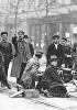 Un gruppo di insorti spartachisti per le vie di Berlino nel gennaio 1919. La rivolta spartachista fu duramente repressa dall’esercito.