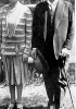Gustav Stresemann favorì il riavvicinamento all’Intesa e l’ingresso della Germania nella Società delle Nazioni. Nel 1926 fu insignito del premio Nobel per la pace. La fotografia lo ritrae insieme alla moglie negli anni Venti.