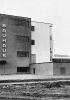 Il Bauhaus, scuola d’arte fondata nel 1919 da Walter Gropius, autore anche del progetto della sede di Dessau, creò stili e design destinati a durare nel tempo. Vi insegnarono alcuni tra i più grandi artisti dell’epoca, come Paul Klee e Vasilij Kandinskij.