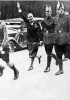 Giovani nazisti arrestati per i disordini all’apertura del Reichstag nel 1930. (Berlino, Bilderdienst)