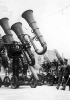 rilevanti, nella foto, le trombe giganti per intercettare gli aerei nemici. Il Giappone investì molto nell’ammodernamento delle apparecchiature militari. Fotografia del 1932.