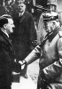Hindenburg si congratula con Hitler dopo la nomina a cancelliere il 30 gennaio 1933. La stretta di mano simboleggia il passaggio di consegne tra il vecchio militarismo prussiano e il nazismo.