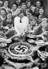 Bambini poveri di Berlino partecipano alla festa per il compleanno di Hitler il 20 aprile 1934. Il nazismo seppe far leva sull’emotività dei tedeschi sin dalla più tenera età. (Time Wide World Photos)