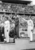 La premiazione del salto in lungo alle Olimpiadi di Berlino del 1936: al centro, il vincitore, Jesse Owens, insieme al tedesco Luz Long, che saluta il Führer, e al giapponese Tajiman. (Anthony Camerano/ Associated Press)