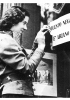 Un cartello esposto in un negozio di Milano per «rassicurare» la clientela avvertendola che non si trattava di un negozio gestito da ebrei. Cartelli come questo cominciarono ad essere affissi dopo l’approvazione delle leggi razziali nel 1938.