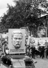Manifestazione del Partito comunista francese a sostegno del Fronte popolare nel giorno della festa nazionale, Parigi, 14 luglio 1936. Un manifesto ricorda lo scrittore sovietico Maksim Gor’kij, scomparso il mese precedente. Fotografia di Robert Capa.