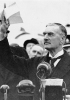Il premier inglese Arthur Chamberlain dopo la conferenza di Monaco del 1938 tornò in patria e mostrò ai londinesi il foglio con gli impegni firmati da Hitler, affermando: «Io credo che sia la pace per il nostro tempo».