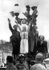 Giovani austriaci festeggiano l’annessione dell’Austria alla Germania, sventolando bandierine naziste. Dopo l’occupazione militare dell’Austria del 12 marzo 1938, Hitler fece svolgere un referendum che sancì l’unione tra i due paesi. (Hulton Deutsch Collection)