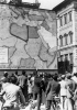 Un tabellone con le colonie italiane installato in piazza Colonna, a Roma, per permettere ai cittadini di seguire le operazioni militari. Fotografia dell’agosto 1940 di Adolfo Porry Pastorel.