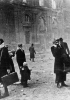 Berlinesi in strada dopo un’incursione di bombardieri anglo-americani sulla città, il 3 febbraio 1945. Fotografia di Heinrich Hoffmann. (Milano, Agenzia Farabolafoto)