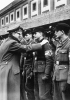 Hitler incoraggia i militanti della Gioventù hitleriana, ultimi difensori di Berlino che ormai sta per cadere nelle mani dei sovietici. Fotografia di Heinrich Hoffmann del 20 marzo 1945. (Colonia, Museum Ludwig, Rheinisches Bildarchiv)