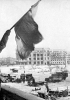 Un soldato russo sventola una bandiera da un balcone in segno di vittoria. A Stalingrado si infransero le speranze tedesche di conquistare l’Unione Sovietica. Fotografia del 1942. (Hulton Archive/Getty Images)