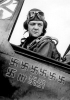Le svastiche e i fasci littori incisi indicano il numero di aerei nemici abbattuti. Particolare di un manifesto di propaganda dell’aviazione inglese del 1940.