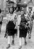 Partigiane italiane per le strade di Milano nell’aprile 1945. Le donne parteciparono alla Resistenza con le armi in pugno. Fotografia di Tino Petrelli.