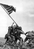I soldati americani piantano la bandiera degli Stati Uniti sul monte Suribachi, a Iwo Jima nel febbraio del 1945. Fotografia di Joe Rosenthal. (Rochester, George Eastman House)