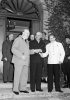 Alla conferenza di Potsdam nel luglio 1945 i tre leader si stringono la mano in un atteggiamento amichevole. Si tratta di una delle ultime occasioni in cui Inghilterra, Stati Uniti e Unione Sovietica sono alleati: sta per cominciare la guerra fredda. (Bettmann/Corbis)